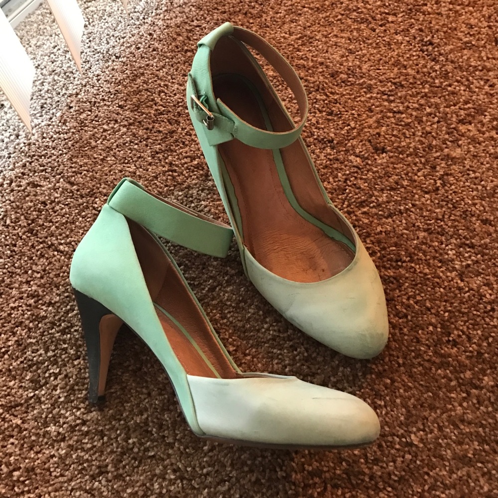 Two toned baby blue heel